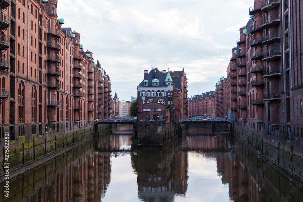 Blick auf das Wasserschloss in der Speicherstadt in Hamburg