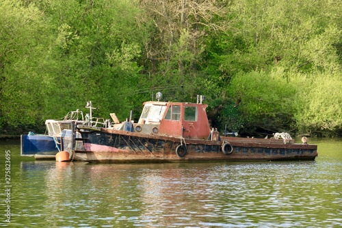 Old barge on the river thames © bobuki