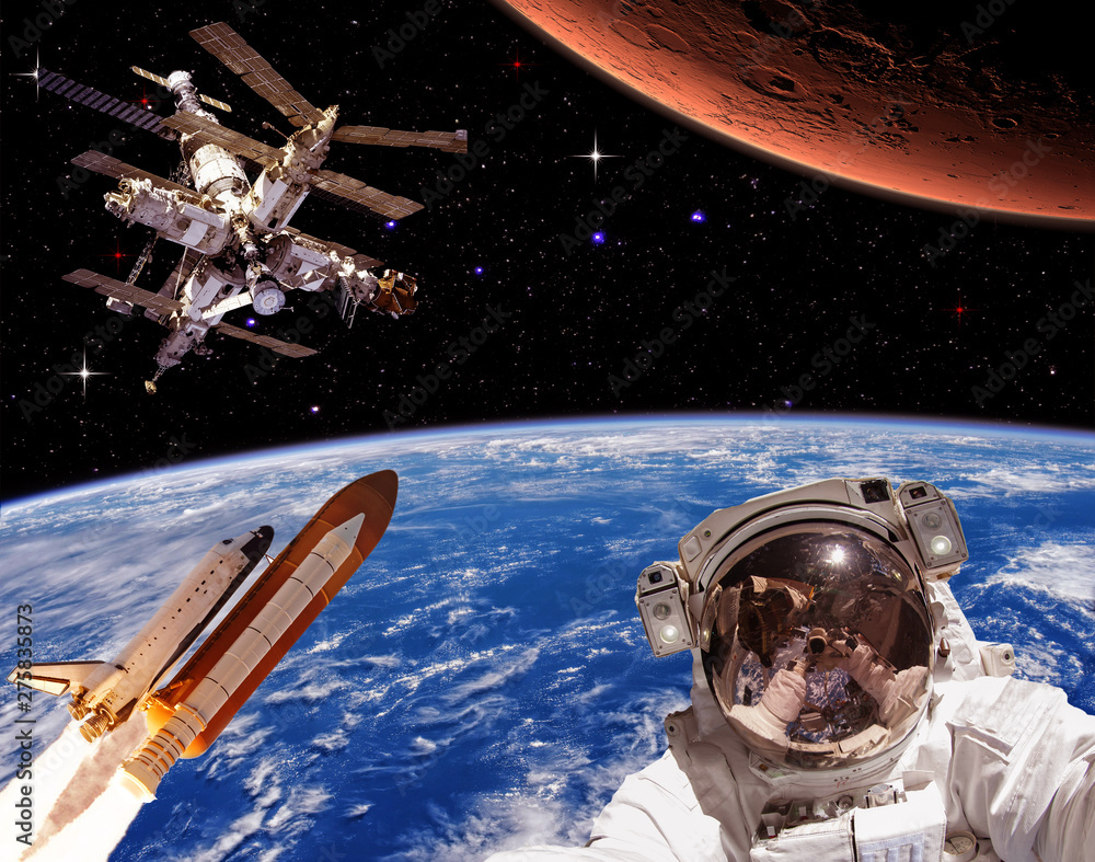 Obraz premium Astronaut, mars and rocket. The elements of this image furnished by NASA.