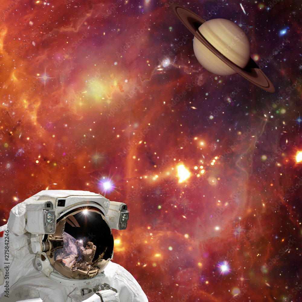 Obraz premium Astronaut looking at the planet against space. The elements of this image furnished by NASA.