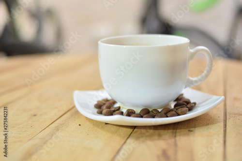 Taza y granos de café. 