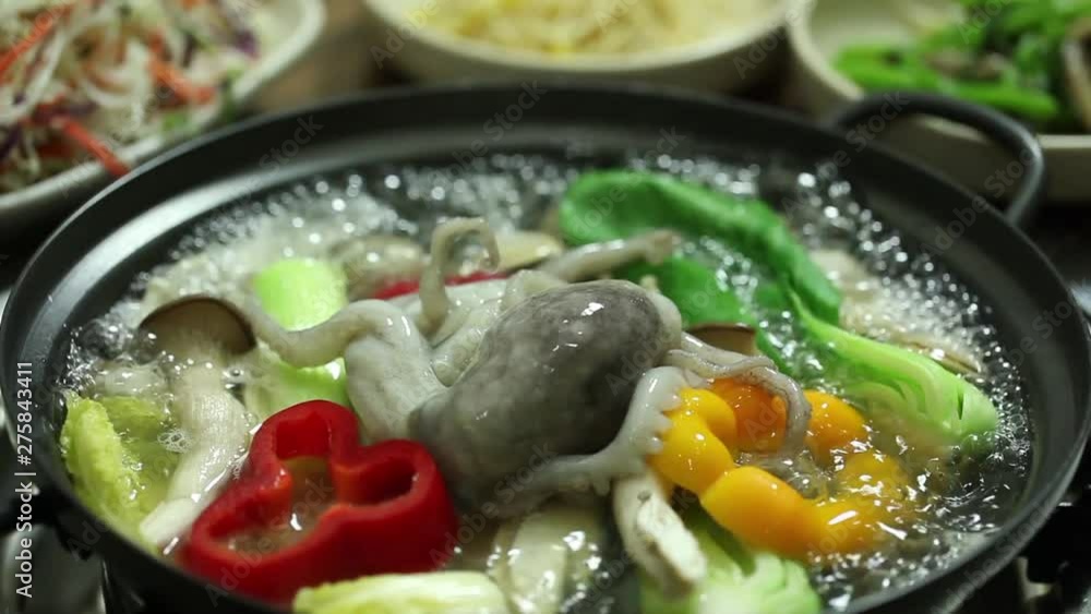 맑은 국물에 다양한 야채와 낚지를 넣어서 만드는 연포탕 맑은 국물에 다양한 야채와 낚지를 넣어서 만드는 연포탕