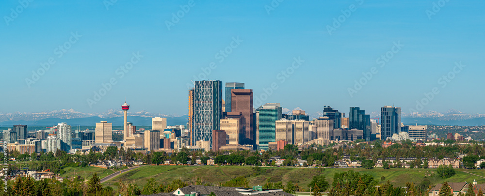 Obraz premium Panoramic view of Calgary's skyline on a summer day.