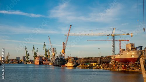 Φωτογραφία View of the shipyard with historical cranes and ships in the industrial part of the city Gdansk/Poland