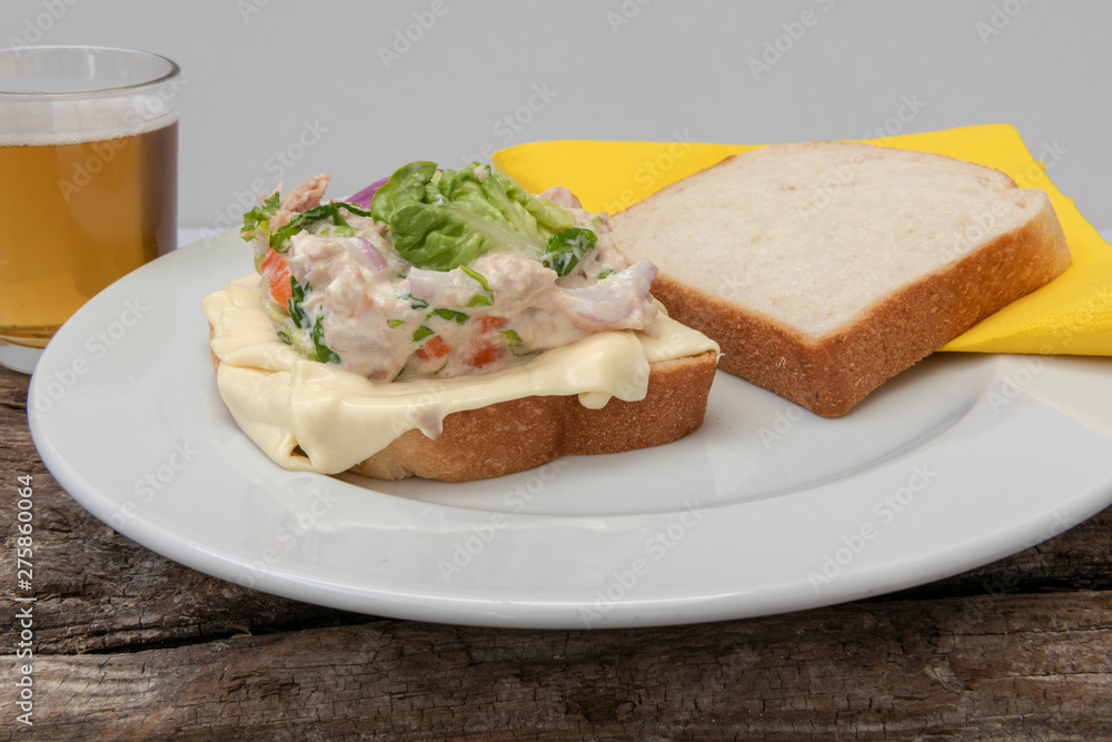 Sandwich con atún vegetales y mahonesa