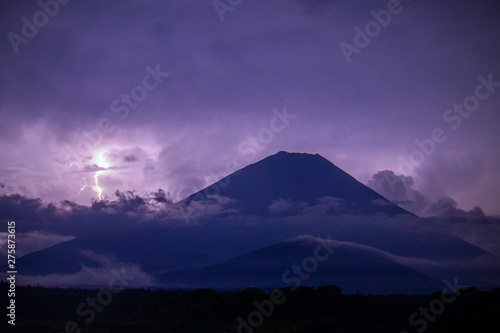 富士山と稲妻