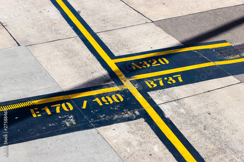 Parking line for aircraft: Airbus A320, Boeing 737, and Embraer 170 and 190