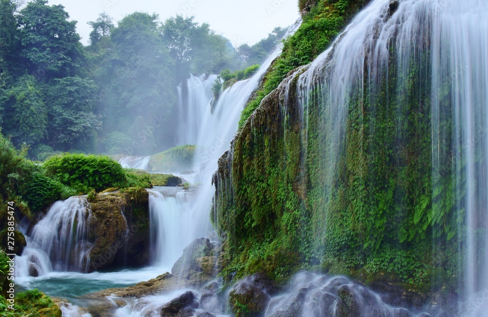 Fototapeta premium アジア最大の滝 バンゾック滝 / 徳天瀑布