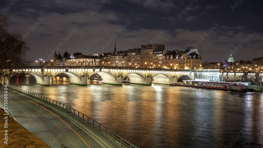 Obraz premium Beautiful view on Seine river in Paris at night. France.
