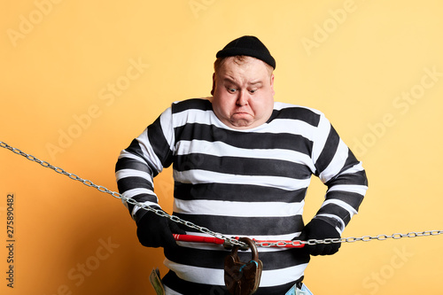 Canvastavla crazy funny thief using a tool to break the lock