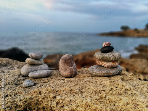 Balance Steine im Sand am Meer