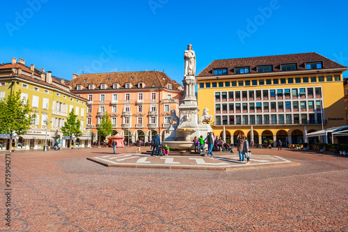 Cuadro en lienzo Waltherplatz main square in Bolzano