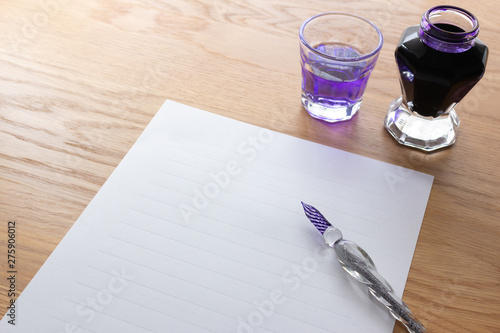 ガラスペンと横罫線の紙