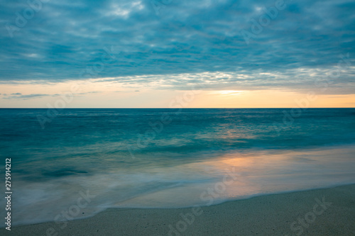 宮古島で波音が響く夕陽の海岸線
