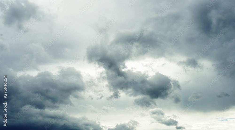 Obraz premium 嵐の前の曇り空