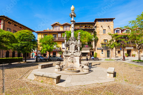 Schilderij op canvas Fountain in Comillas city, Spain