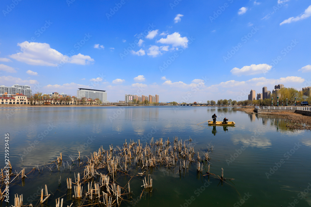 Naklejka premium Fishing boats catch nets in lakes, China