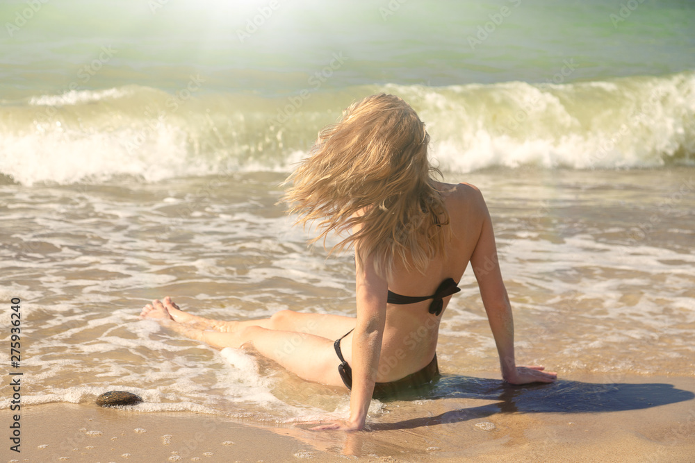 Fototapeta premium girl at sea