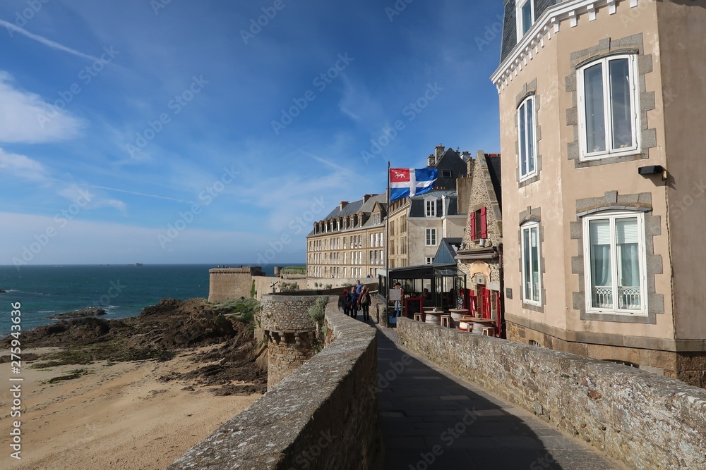 Saint-Malo en Bretagne, vue sur les remparts de la ville intra-muros (France)