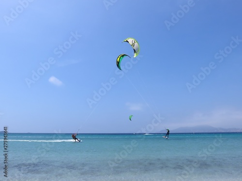 Kite surfeurs sur la mer Méditerranée, à Hyères (France)