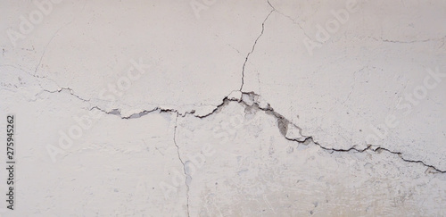 Crack, rift in the wall.