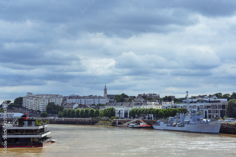 Obraz premium Riverside view of Nantes old buildings and shpis. Nantes, France