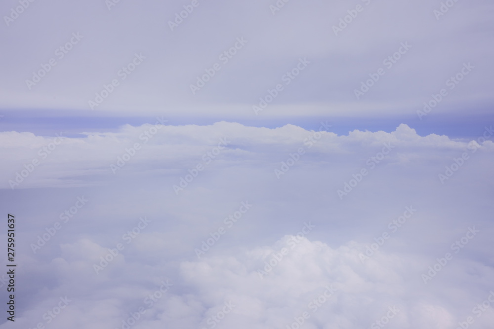 Fototapeta premium 眼下に広がる雲