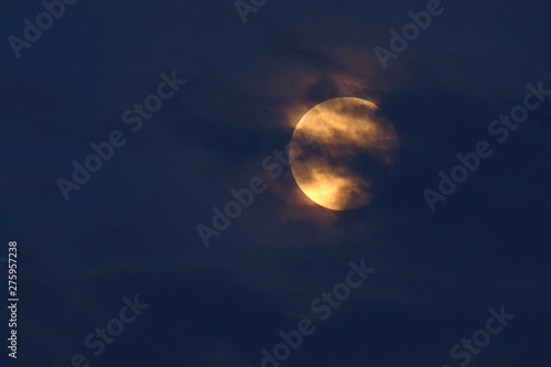 Untergehender Mond hinter Wolken