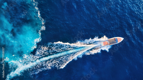 Chorwacja. Jachty na powierzchni morza. Widok z lotu ptaka luksusowej łodzi pływającej na błękitnym Adriatyku w słoneczny dzień. Podróże - obraz
