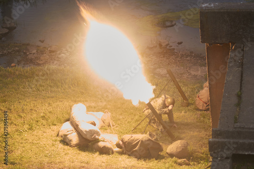 Canvas-taulu The moment of the mortar fire, on the river bank.