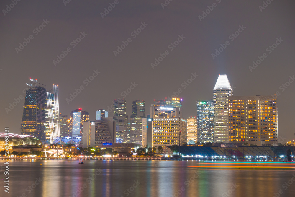 Fototapeta premium Singapore tall buildings at night