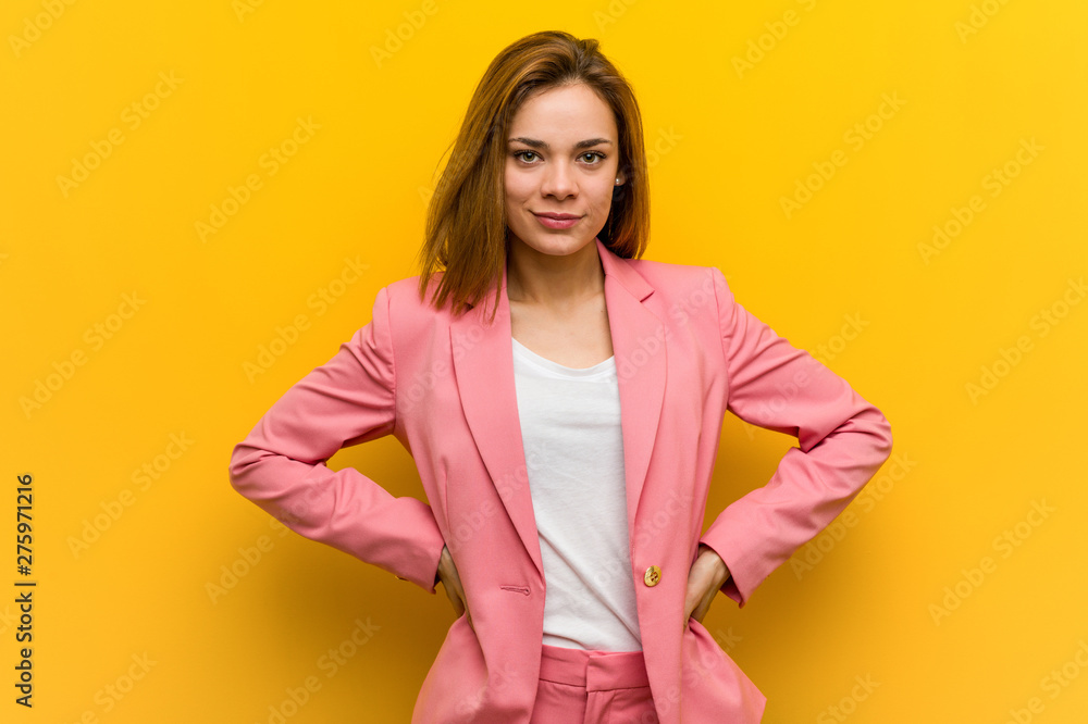 Young fashion business woman confident keeping hands on her hips. - obrazy, fototapety, plakaty 