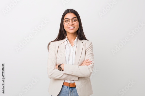 Photographie Young business arab woman isolated against a white background who feels confident, crossing arms with determination