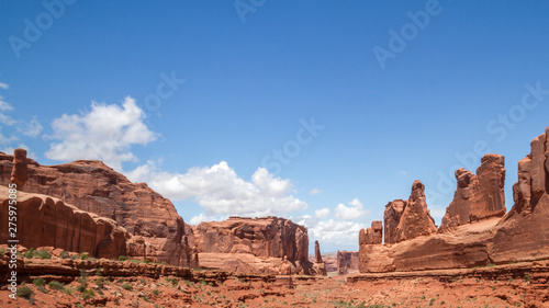 Park Aveneu viewpoint, red mountain, rare formations, arches national park