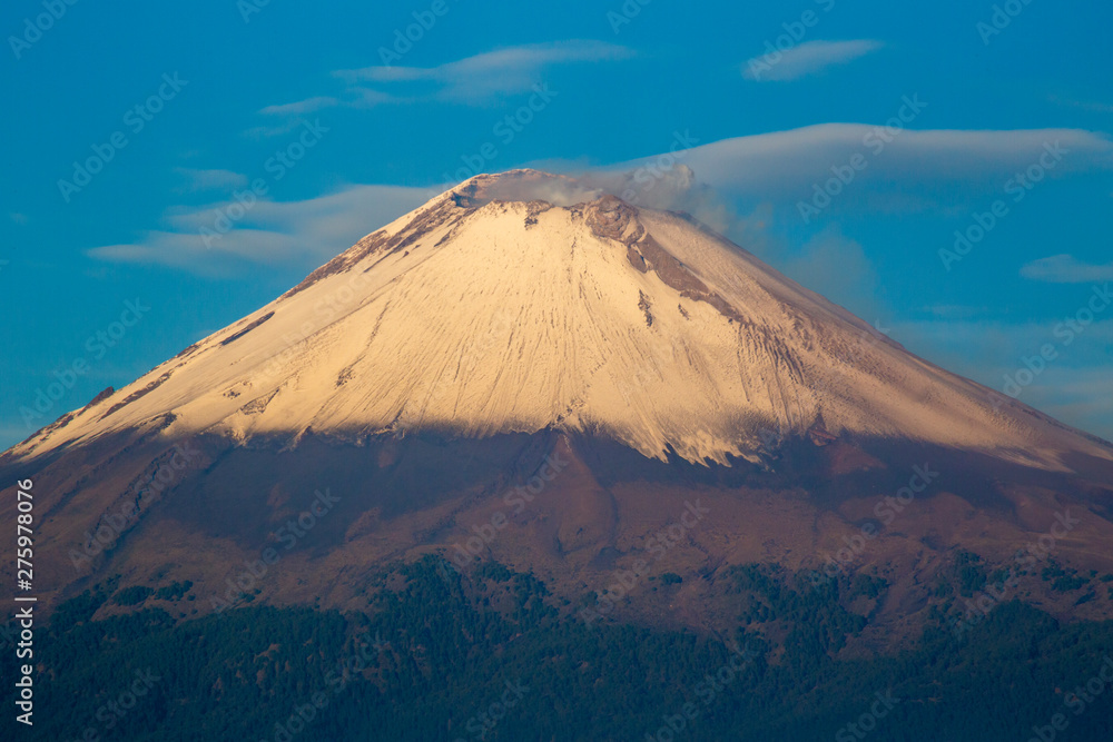 Fototapeta premium Active Popocatepetl volcano in Mexico