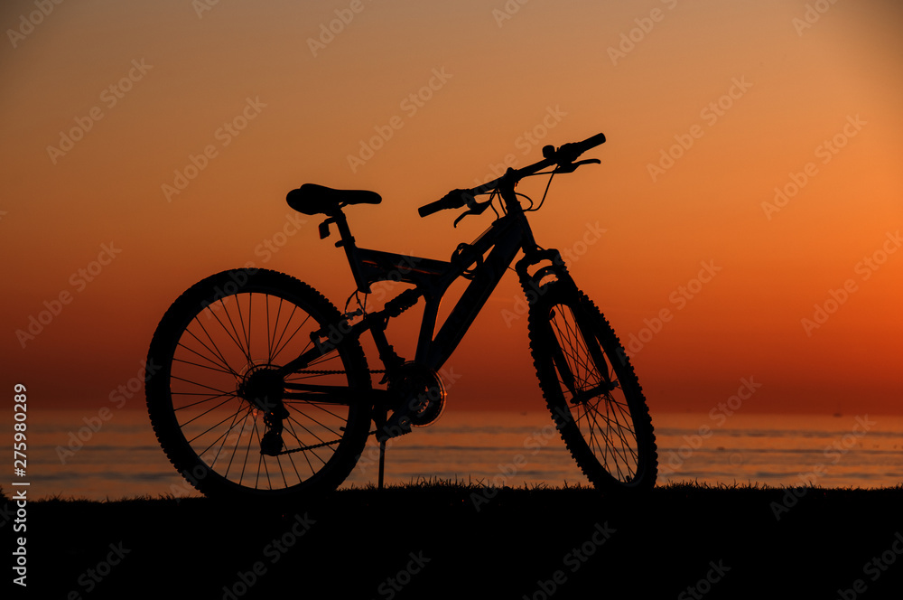 Fototapeta premium Gün batımında bisiklet