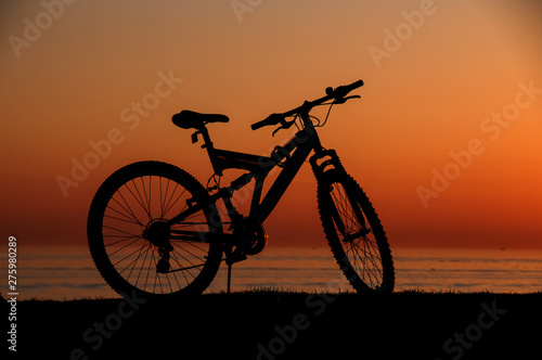 Gün batımında bisiklet