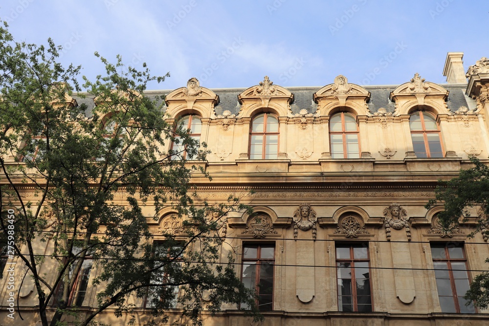 Obraz premium Ville de Lyon - Façade typique d'immeuble lyonnais à Lyon 2 ème arrondissement, en presqu'île, Juin 2019