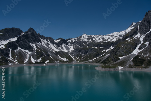 Obraz na płótnie Stausee in Vorarlberg mit schneebedeckten Bergen w salonie