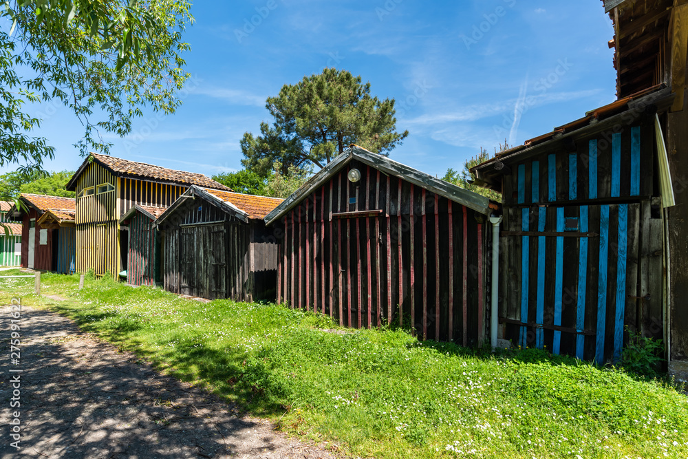 BIGANOS (Bassin d'Arcachon, France), les maisons colorées du port BIGANOS (Bassin d'Arcachon, France), les maisons colorées du port