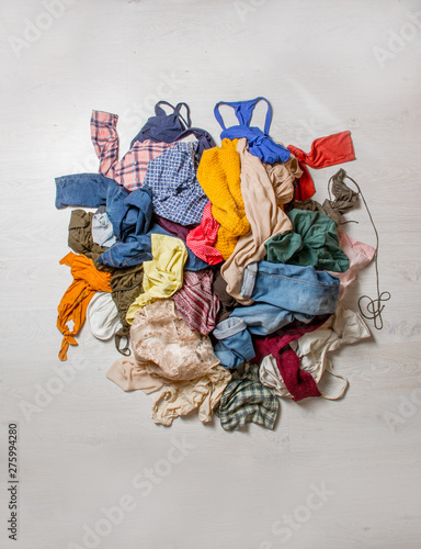 Foto pile of used clothes on a light background