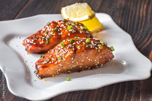 Φωτογραφία Teriyaki salmon on the white plate