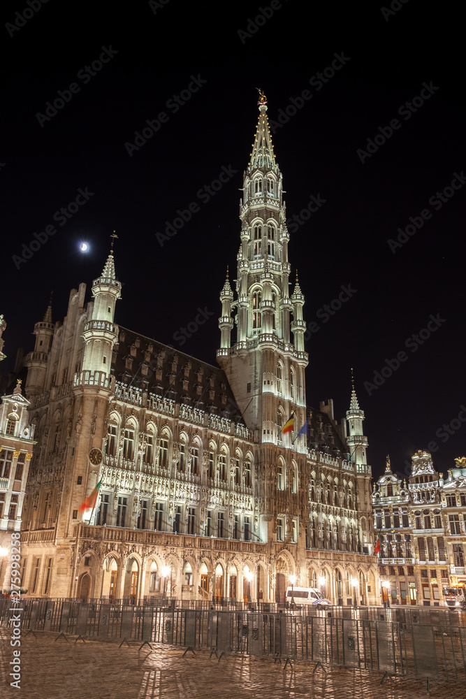 Fototapeta premium Grand Place buildings from Brussels at night, Belgium