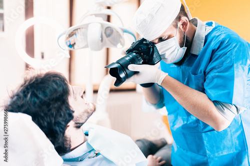 Fotografia Odontoiatrica di un paziente sulla poltrona del dentista. photo