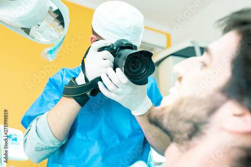 Fotografia Odontoiatrica di un paziente sulla poltrona del dentista. photo