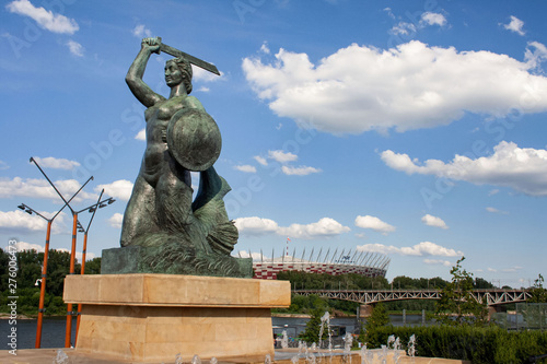 Pomnik Syreny w Warszawie na Powiślu, w tle Wisła i Stadion Narodowy