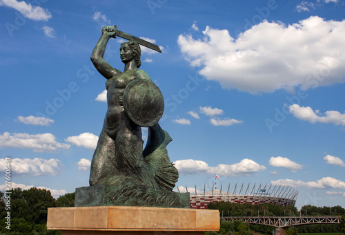 Pomnik Syreny w Warszawie na Powiślu, w tle Wisła i Stadion Narodowy