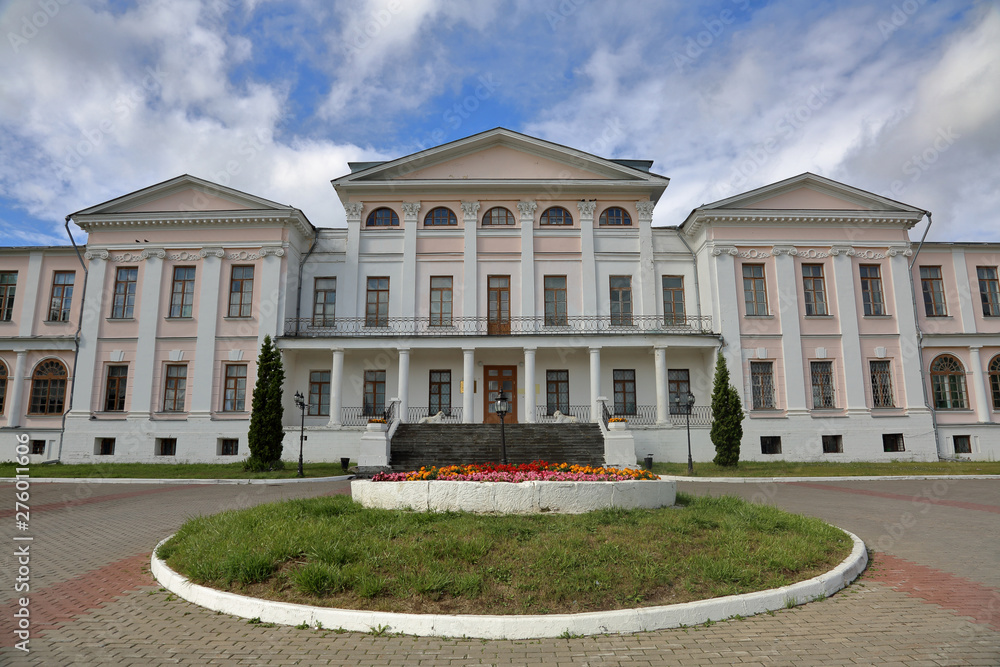 Obraz premium A renovated old manor house in the village of Dubrovitsy, Russia