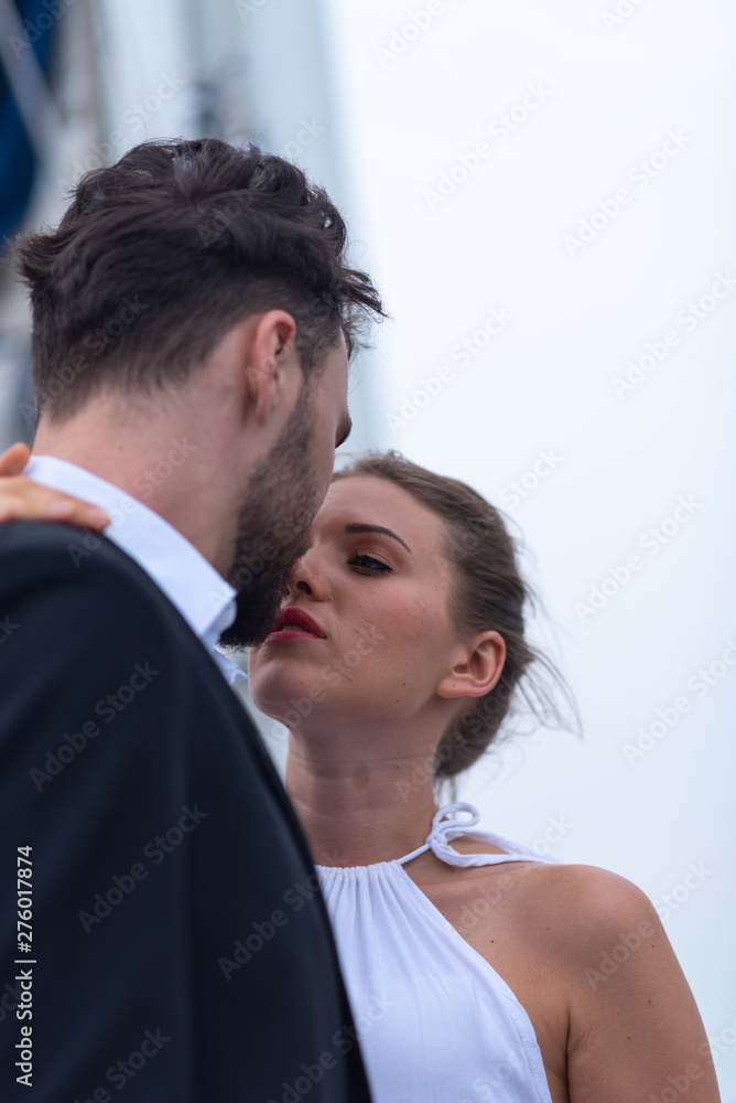 Fototapeta premium Couples are celebrating a wedding on a yacht.