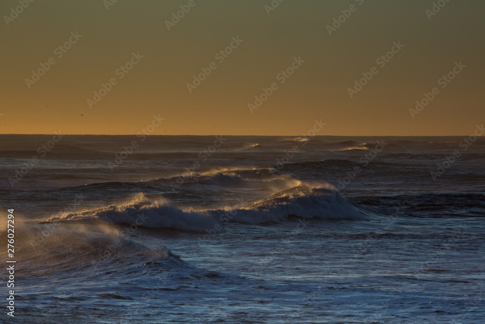 Wellen branden an der Küste an - Sonnenuntergang